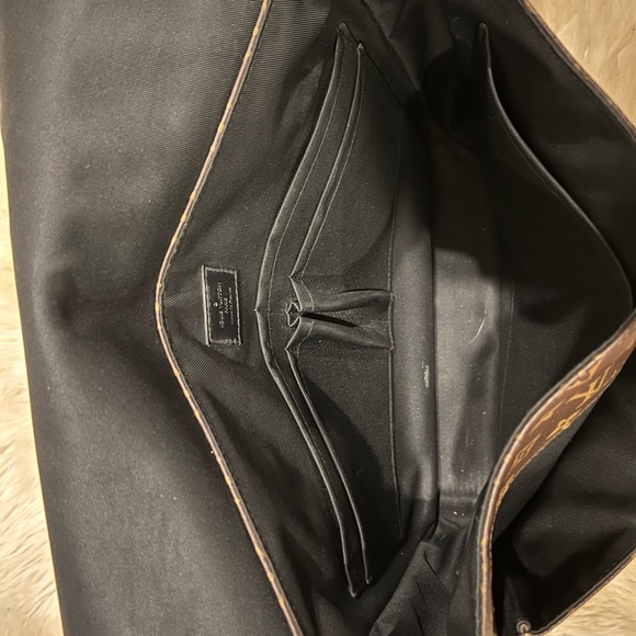 LOUIS VUITTON Christopher Messenger Bag - Picture 5 of 9